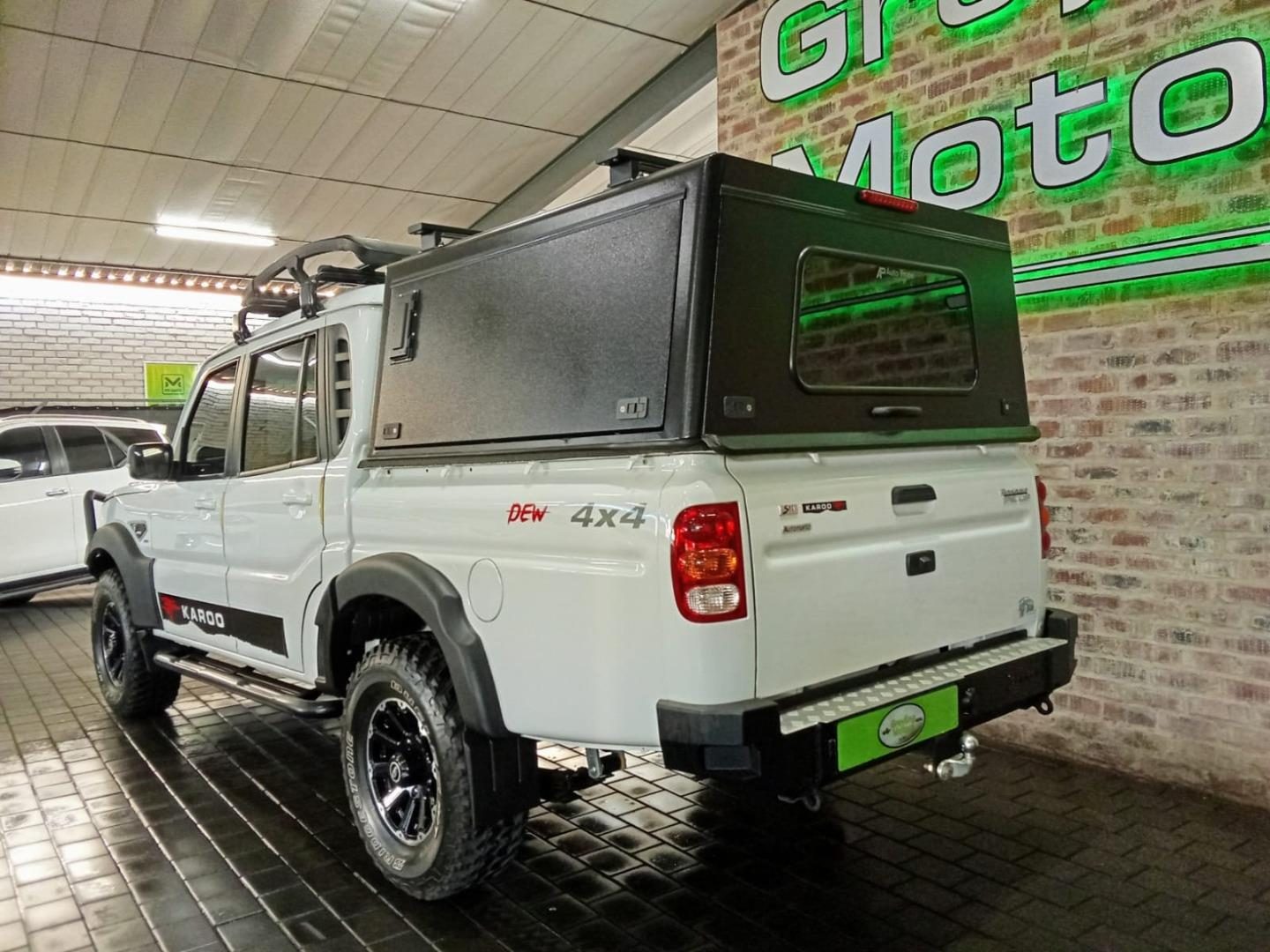 2025 Mahindra Pik Up 2.2 S11 Mhawk Dew 4X4 D Cab At – rear three-quarter view