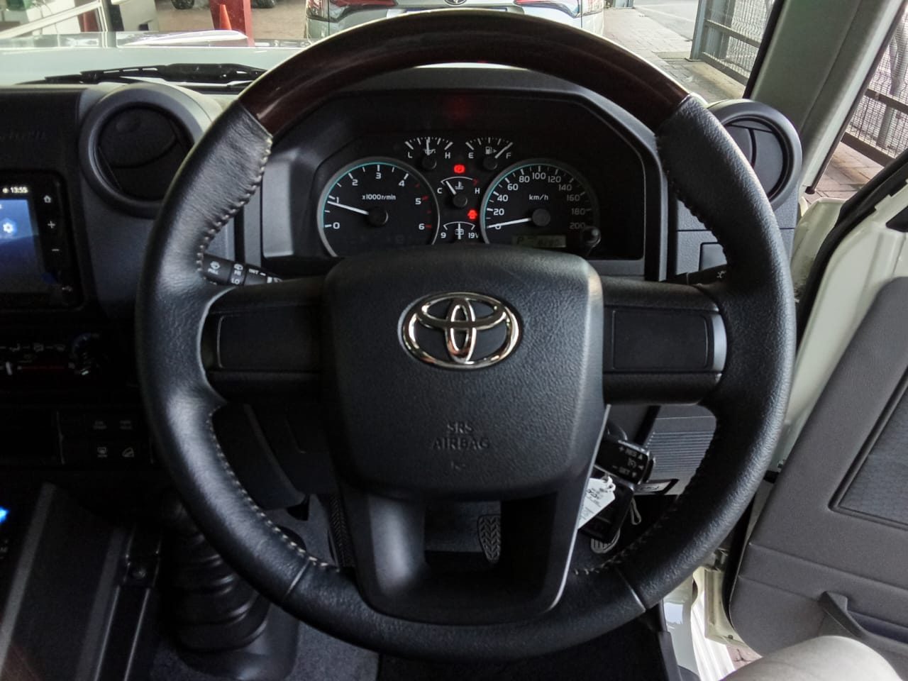 2025 Toyota Land Cruiser 76 2.8 Gd-6 Diesel Wagon – photo 11 of 16