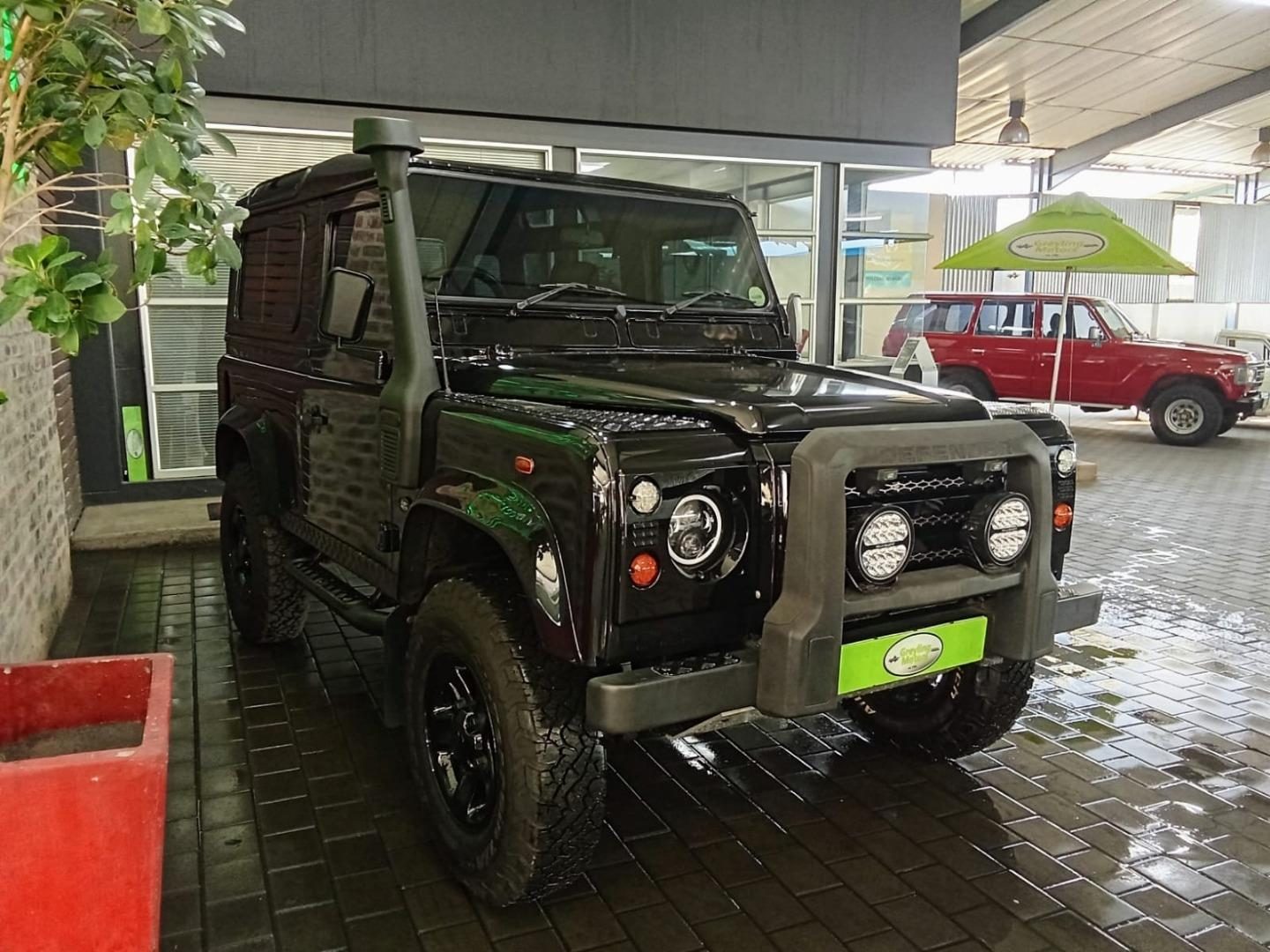 2005 Land Rover Defender 90 2.5 Td5 County – front three-quarter view